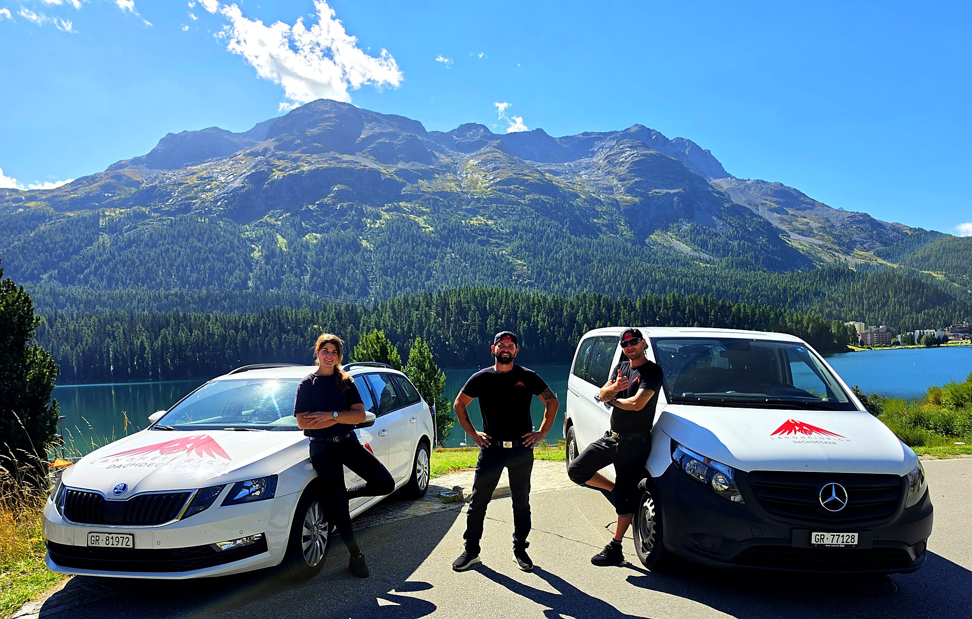 Das Team von Dachdecker Langheinrich mit den Firmenfahrzeugen am See bei St. Moritz